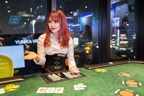 女性ポーカープレイヤーの腕前に驚く
